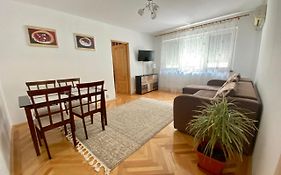 Home Away - Chic And Cozy Apartment